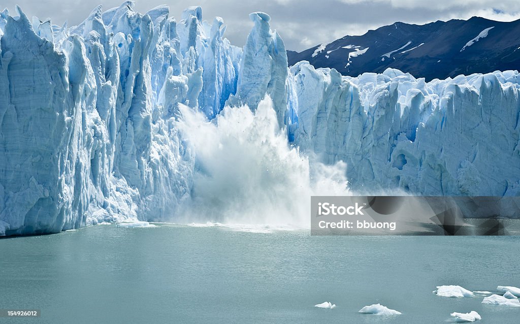 Últimas formações de gelo caindo da geleira Perito Moreno - Foto de stock de Geleira royalty-free