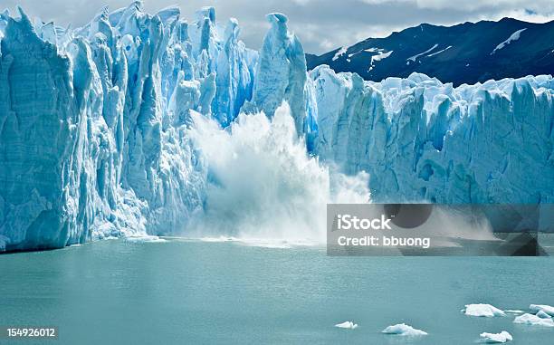 Foto de Últimas Formações De Gelo Caindo Da Geleira Perito Moreno e mais fotos de stock de Geleira