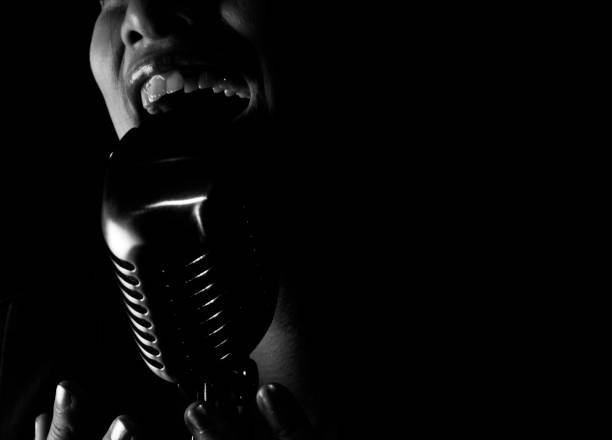 primer plano de jazz singer canta en el micrófono - singer singing women microphone fotografías e imágenes de stock