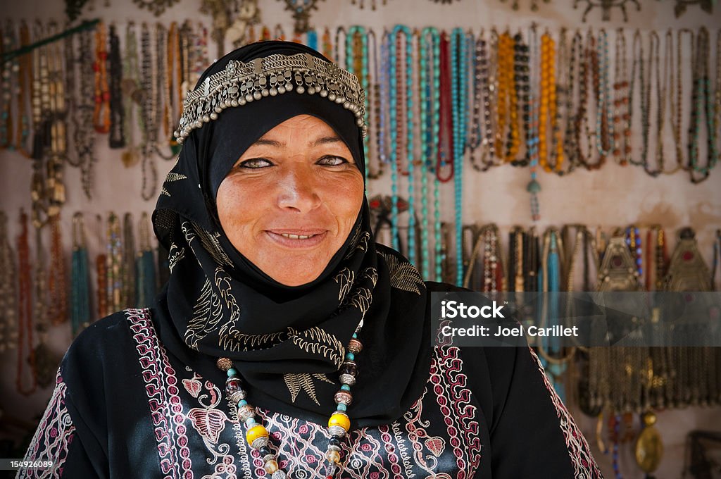 Donna araba all'interno del suo negozio di souvenir a Petra - Foto stock royalty-free di Donne