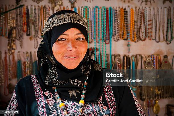 Arabska Kobieta W Jej Sklep Z Pamiątkami W Petra - zdjęcia stockowe i więcej obrazów Ludzie - Ludzie, Kobiety, Petra - Jordania