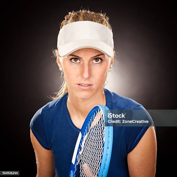 젊은 아름다운 테니스 선수 T 셔츠에 대한 스톡 사진 및 기타 이미지 - T 셔츠, 갈색 눈, 겨냥