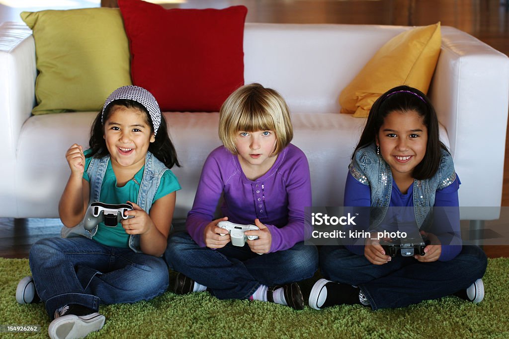 Niñas jugando videojuegos - Foto de stock de Aprender libre de derechos