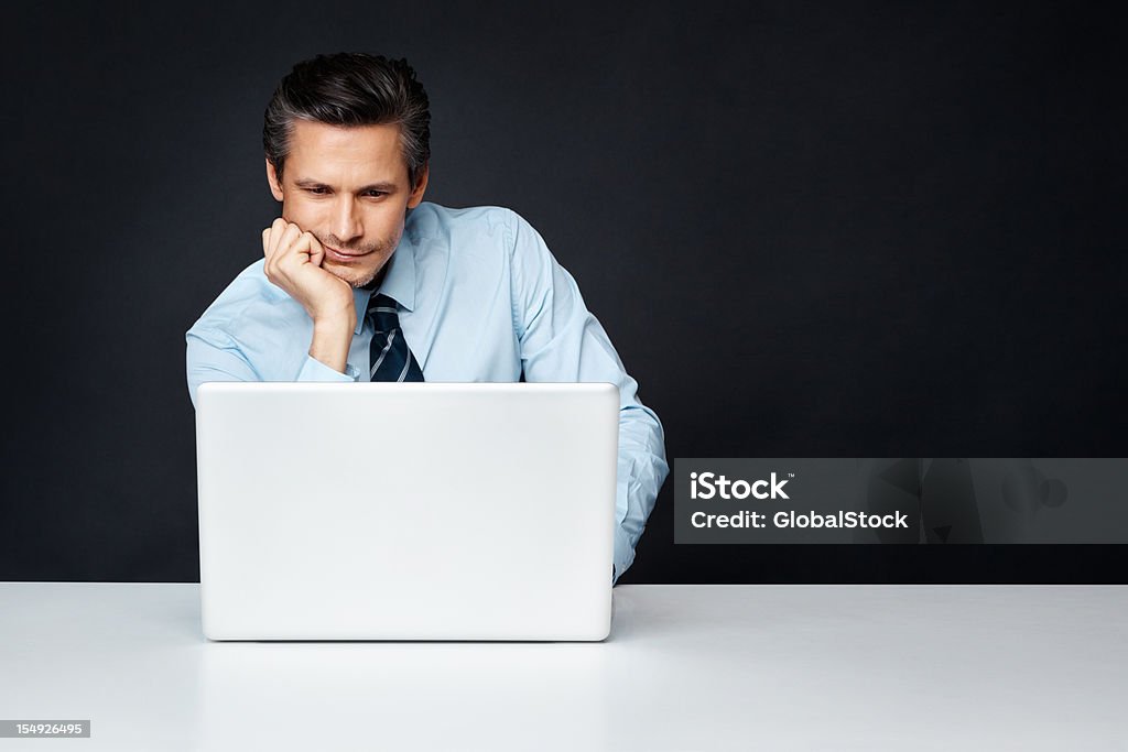 Homme d'affaires travaillant sur un ordinateur portable - Photo de Adulte libre de droits
