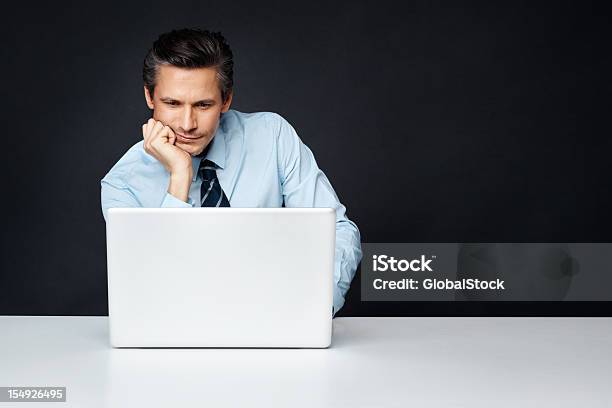Homem De Negócios Trabalhando No Computador Portátil - Fotografias de stock e mais imagens de 40-49 Anos