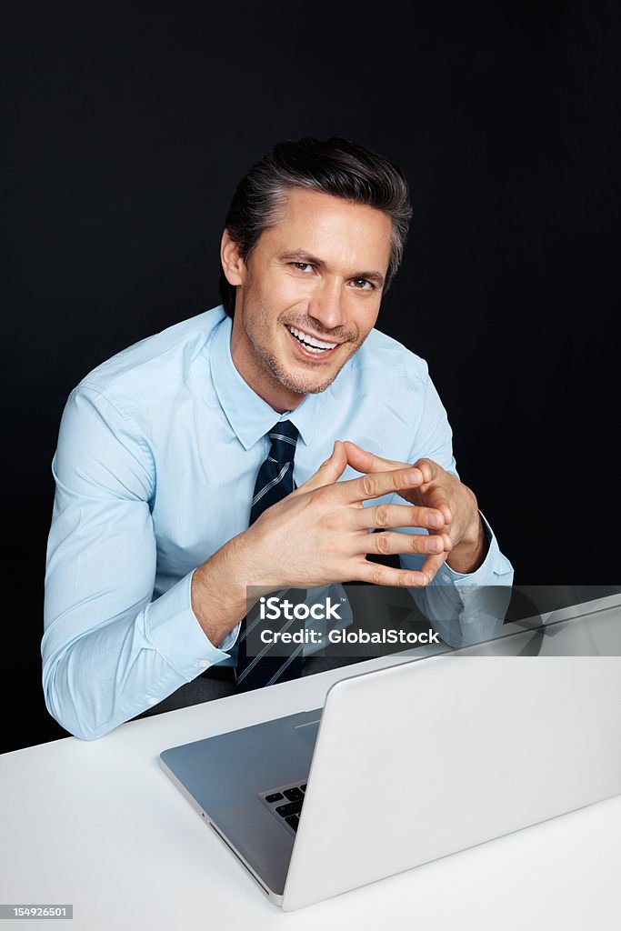 Uomo d'affari sorridente con laptop - Foto stock royalty-free di Abbigliamento formale