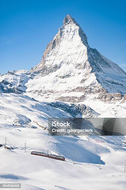 Zermatt Mountain Pociągu I Ośnieżone Góra Matterhorn - zdjęcia stockowe i więcej obrazów Zermatt