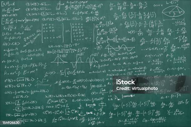 Tablica Pełne Równań - zdjęcia stockowe i więcej obrazów Tablica - Tablica, Symbol matematyczny, Matematyka