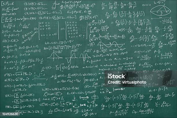 Blackboard Полный Уравнений — стоковые фотографии и другие картинки Классная доска - Классная доска, Математический знак, Математика