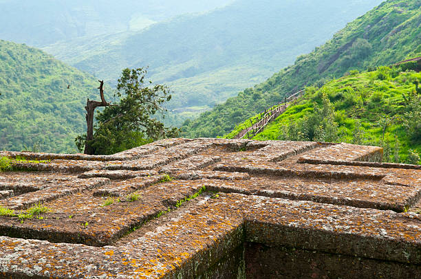 rock tallada en crudo iglesia de st. george (bet giyorgis) en lalibela, etiopía - rock hewn church fotografías e imágenes de stock