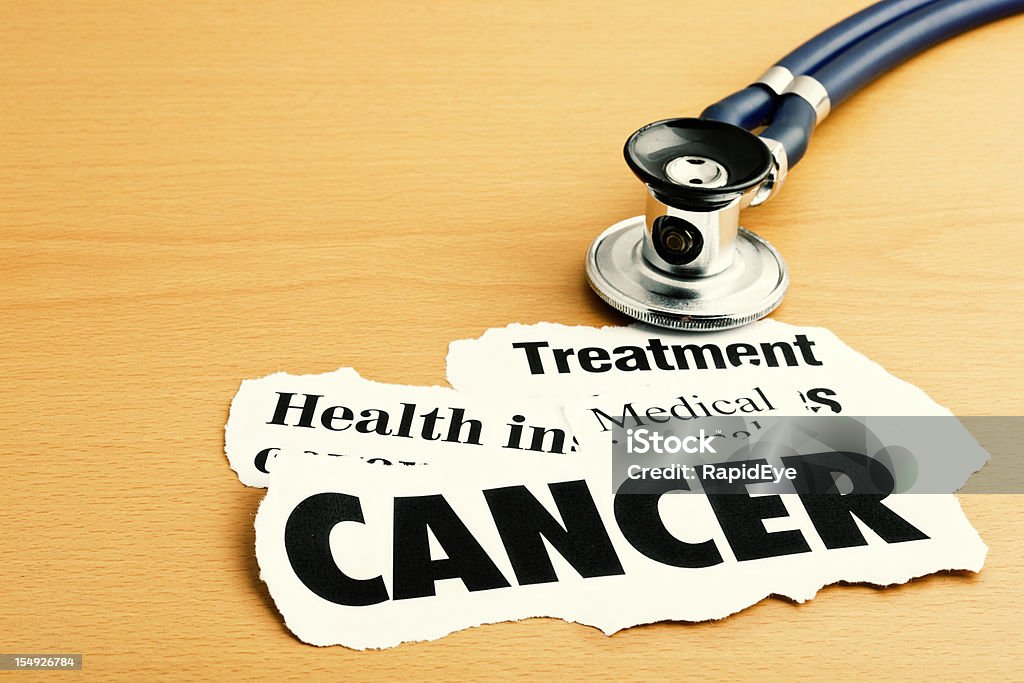 Estetoscópio médico repousa sobre títulos de cancro e o seu tratamento - Royalty-free Palavra Única Foto de stock