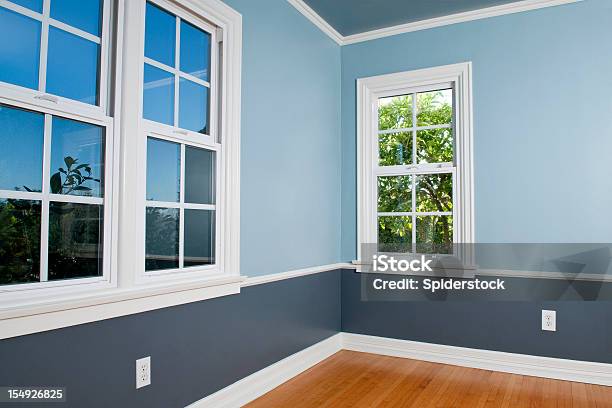 Foto de Quarto Vazio Com Janela e mais fotos de stock de Rodapé de Parede - Rodapé de Parede, Parede, Tomada