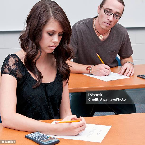 Uczelnia Uniwersytet Studentów Ściąganie Podczas Egzaminuiii - zdjęcia stockowe i więcej obrazów Kalkulator