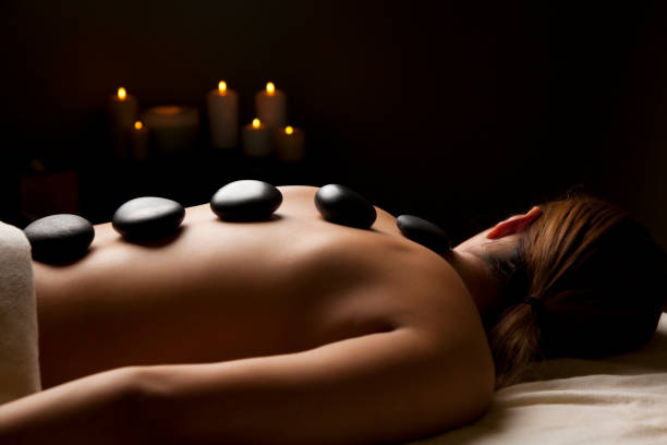 belle jeune femme dans le spa - lastone therapy spa treatment health spa massaging photos et images de collection