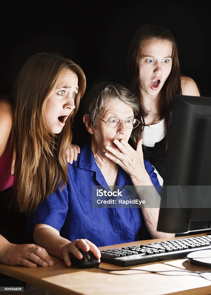 三世代の女性は驚いたコンピュータの画像 - インターネットポルノのロイヤリティフリーストックフォト