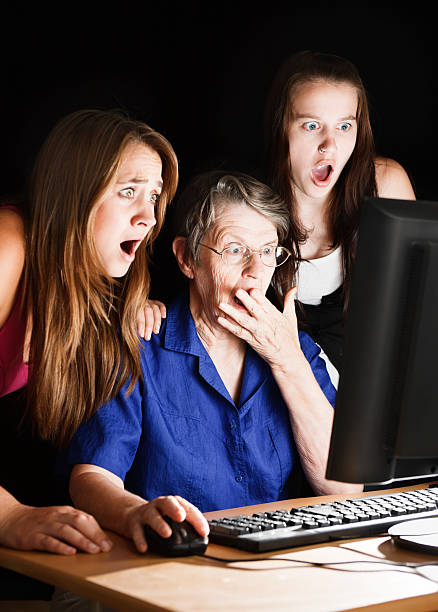 trzech pokoleń kobiet zszokowana przez komputer obrazu - cyberseks zdjęcia i obrazy z banku zdjęć
