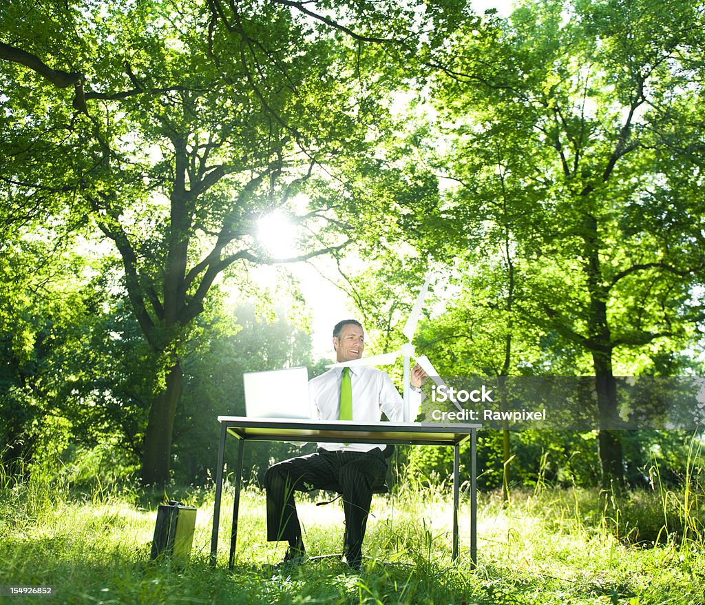 Environmentaly cordial ejecutivo - Foto de stock de Bosque libre de derechos