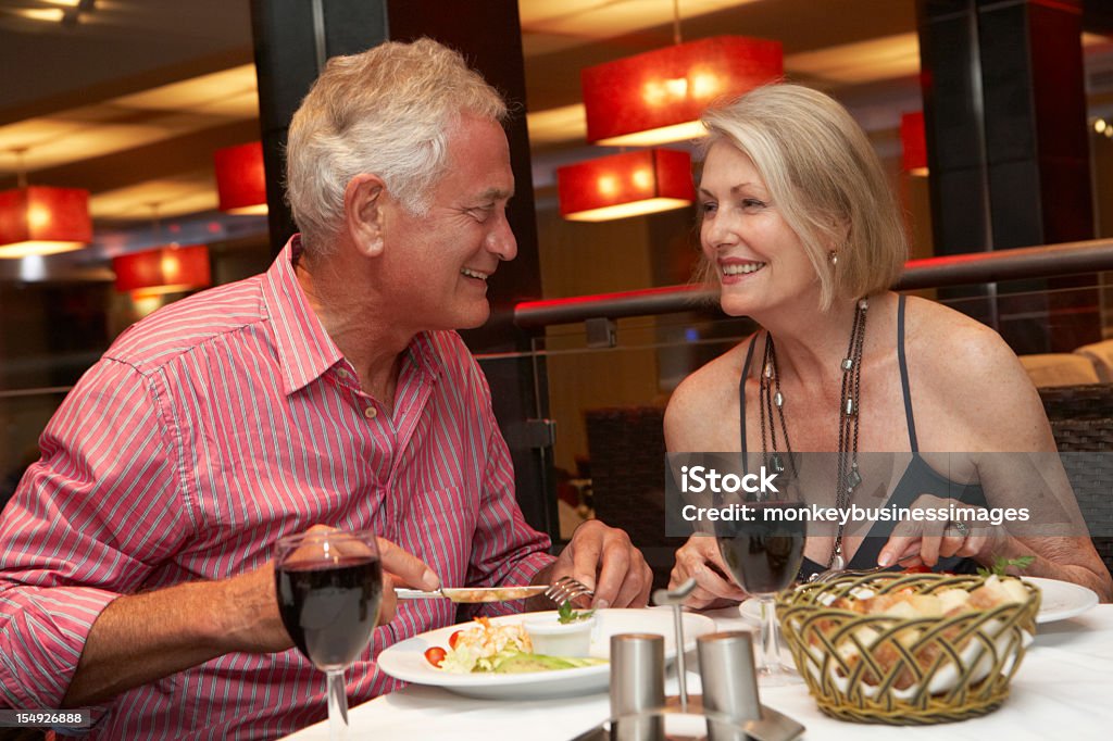 Sênior casal desfruta de refeição em restaurante - Foto de stock de Jantar royalty-free