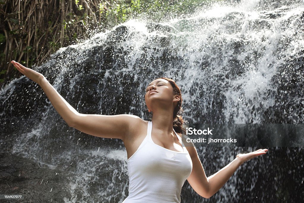 Attraente giovane donna in cascata - Foto stock royalty-free di Gioia