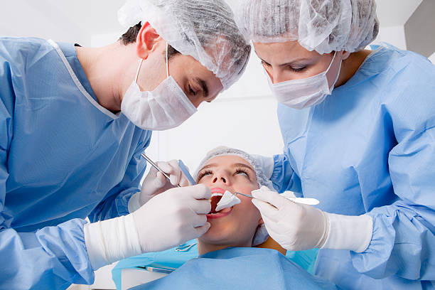 치과 수술 왜고너의 - dental equipment dental drill dentist surgical mask 뉴스 사진 이미지