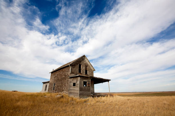 istock Abandoned Farmhouse On Prairie 154927148