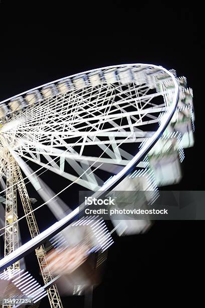 Rodagigante À Noite Vista Lateral - Fotografias de stock e mais imagens de Arte, Cultura e Espetáculo - Arte, Cultura e Espetáculo, Atração de Parque de Diversão, Colorido