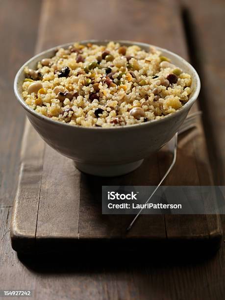 Photo libre de droit de Quinoa Et Salade De Haricots banque d'images et plus d'images libres de droit de Quinoa - Quinoa, Assiette, Pois chiche