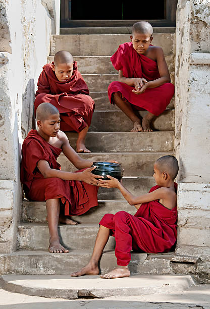 jeunes moines assis sur l'escalier - yangon photos et images de collection