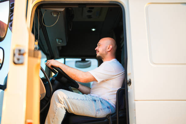homem careca sentado no assento do caminhão branco - semi truck driver pride white - fotografias e filmes do acervo