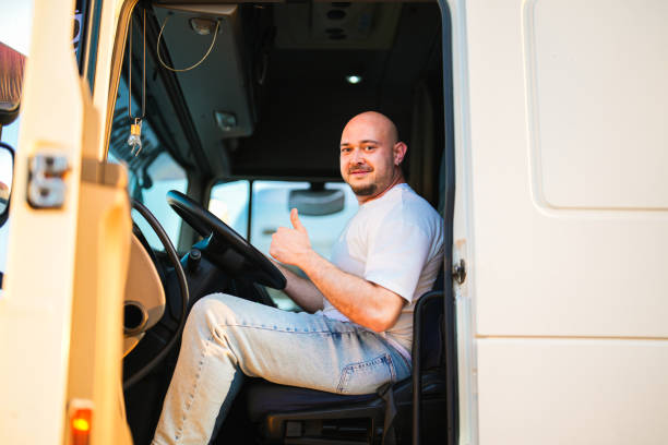 homem careca sentado no assento do caminhão branco tiquetaque a mão - semi truck driver pride white - fotografias e filmes do acervo