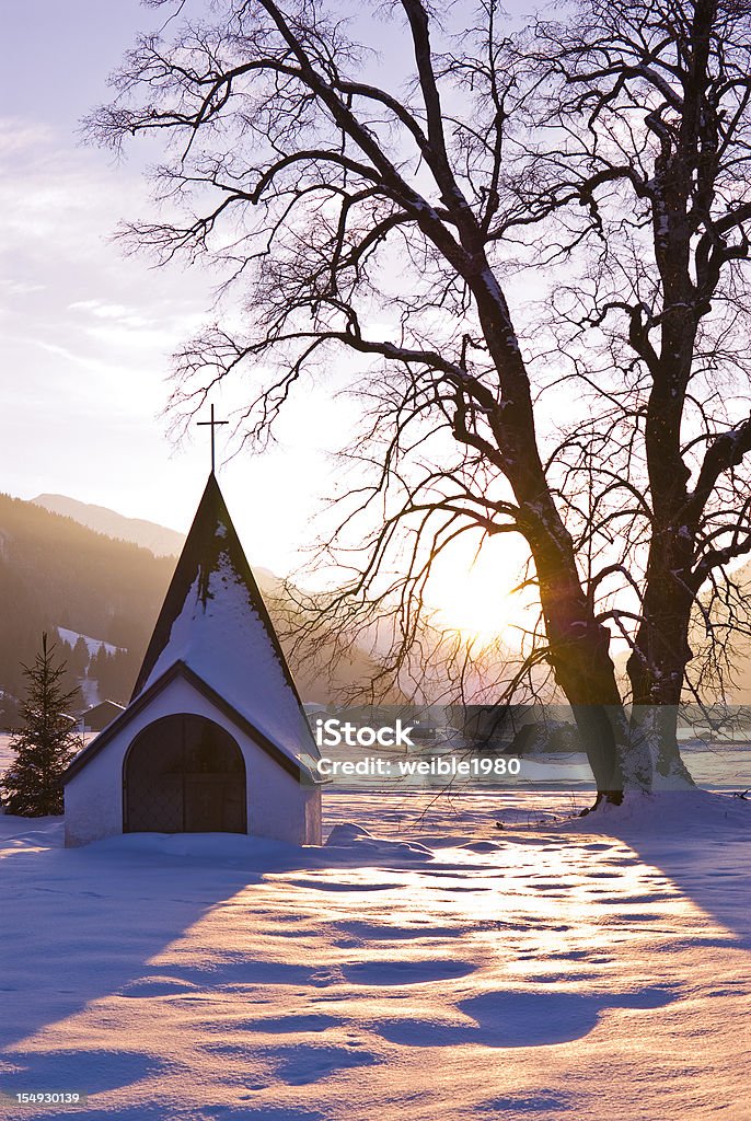 Warmes Violett so nahe little church und Baum - Lizenzfrei Kirche Stock-Foto