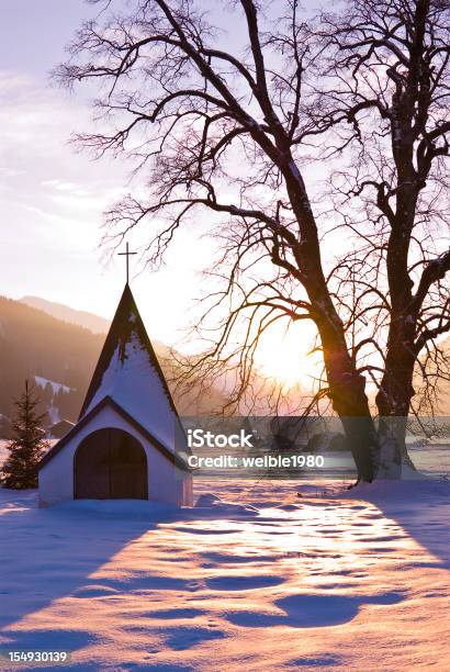 Warmes Violett So Nahe Little Church Und Baum Stockfoto und mehr Bilder von Kirche - Kirche, Klein, Weihnachten