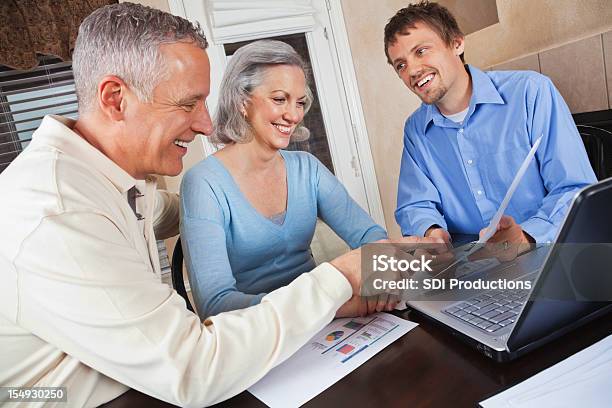 Glücklicher Reifer Erwachsener Paar Im Gespräch Mit Financial Advisor Stockfoto und mehr Bilder von Computer