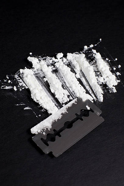 linien kokain mit einem rasierklinge - razor stock-fotos und bilder