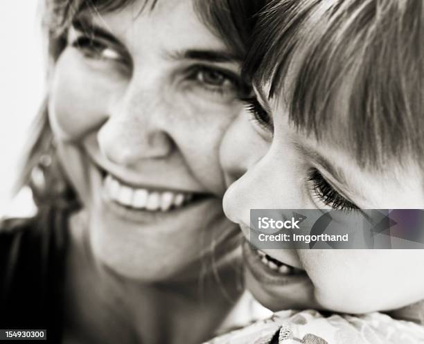 母と娘笑う - モノクロのストックフォトや画像を多数ご用意 - モノクロ, 笑顔, オフショット