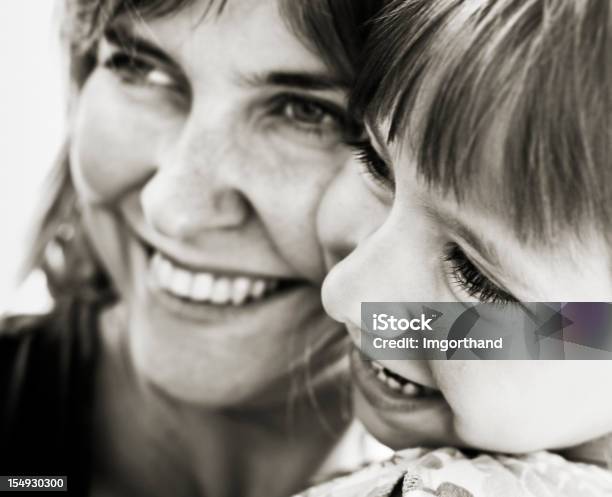 Mãe E Filha Rir - Fotografias de stock e mais imagens de Preto e Branco - Preto e Branco, Sorrir, Criança