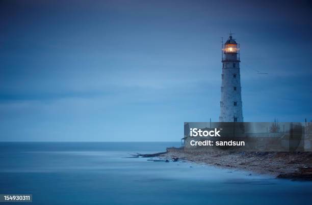 Foto de Farol À Noite e mais fotos de stock de Farol - Estrutura construída - Farol - Estrutura construída, Acender, Ajardinado