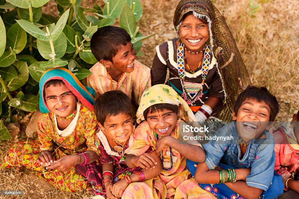 Grupo de niños, desert, Indian village - Foto de stock de Abrazar libre de derechos