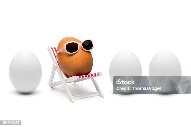 秘密のブラウンの卵フモールサングラスラウンジチェア - ユーモアのストックフォトや画像を多数ご用意 - ユーモア, イースターエッグ, 動物の卵