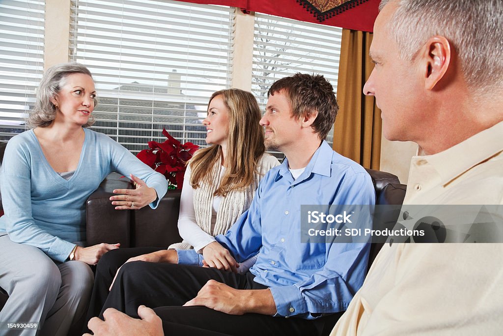 Casal com os pais a falar na sala de estar - Royalty-free Família Foto de stock