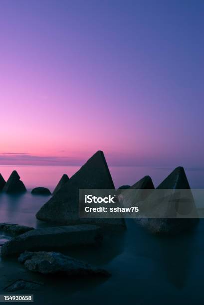 Triangular Betão Formas Numa Breakwater - Fotografias de stock e mais imagens de Anoitecer - Anoitecer, Ao Ar Livre, Areia