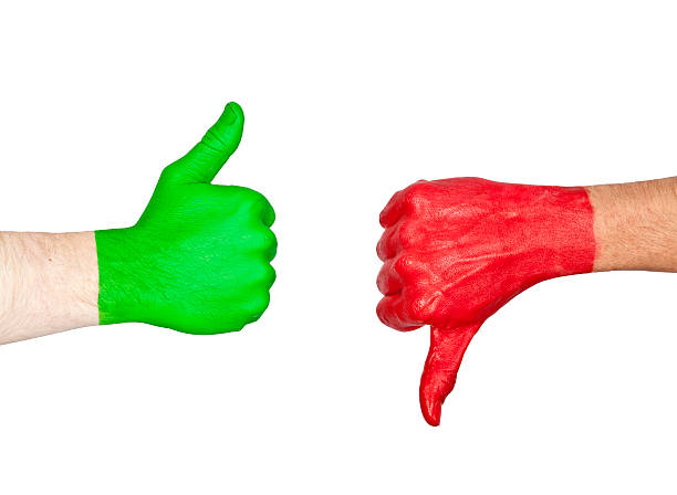 two hands one painted green and the other red showing signs - duke 個照片及圖片檔