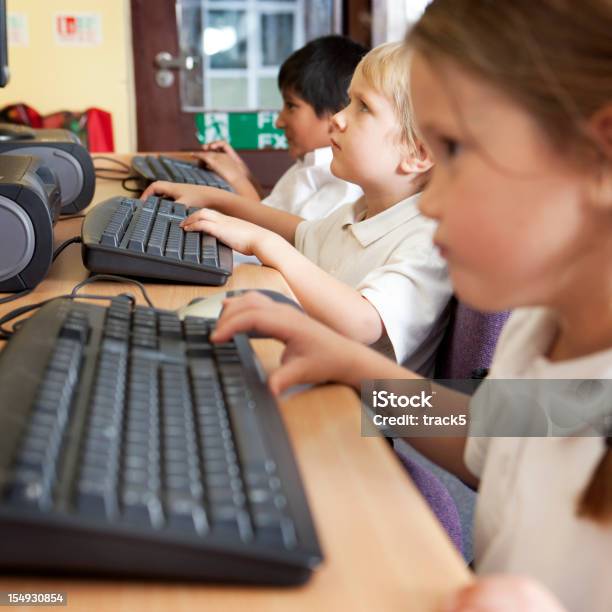 Foto de Escola Primária Crianças Usando Computadores e mais fotos de stock de 4-5 Anos - 4-5 Anos, Aluna, Aluno de Primário