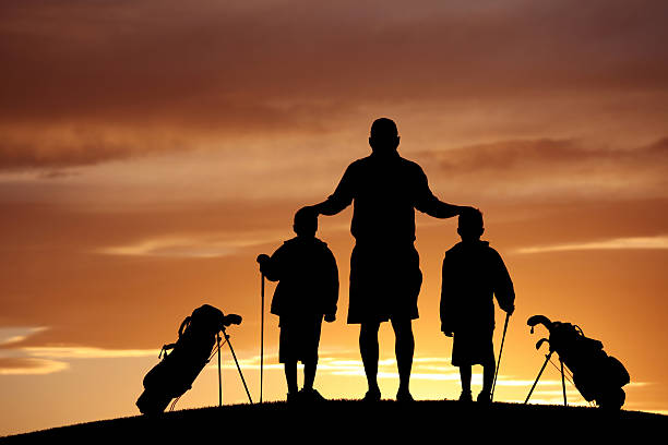 sylwetka rodziny na pole golfowe - standing family golf loving zdjęcia i obrazy z banku zdjęć