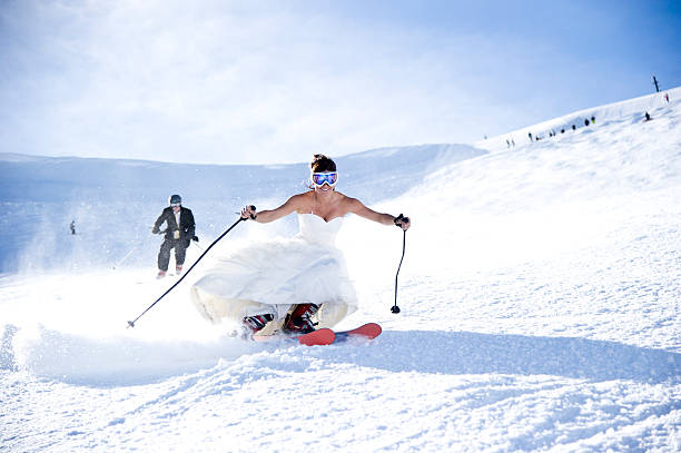novia y el novio - skiing snow couple mountain fotografías e imágenes de stock
