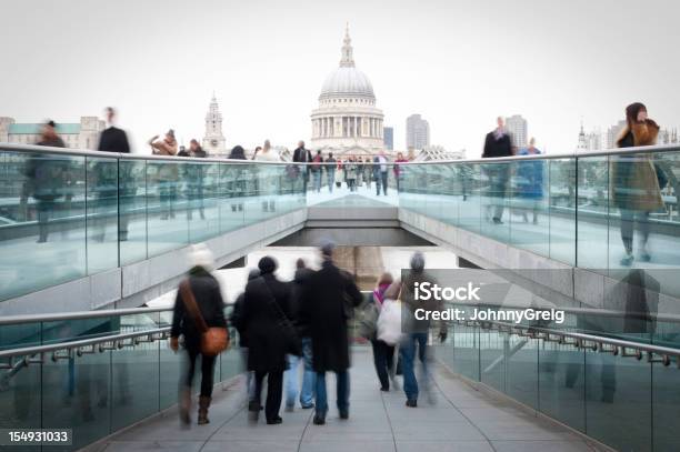 Millennium Bridge Und Der St Pauls London Menschen Stockfoto und mehr Bilder von London - England