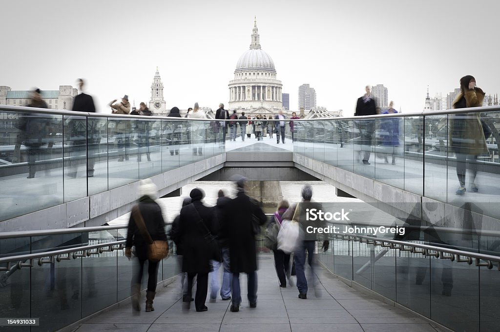 밀레니엄교 및 세인트 폴 런던 걷기 - 로열티 프리 런던-잉글랜드 스톡 사진