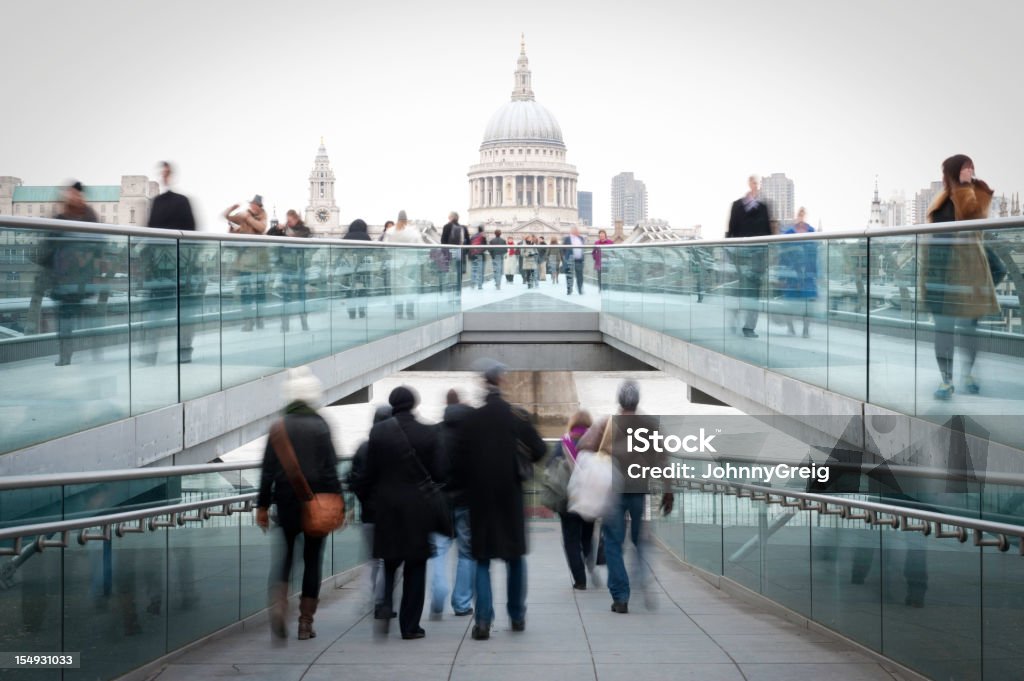 Millennium Bridge i St Paul's Londyn ludzie chodzenia - Zbiór zdjęć royalty-free (Londyn - Anglia)