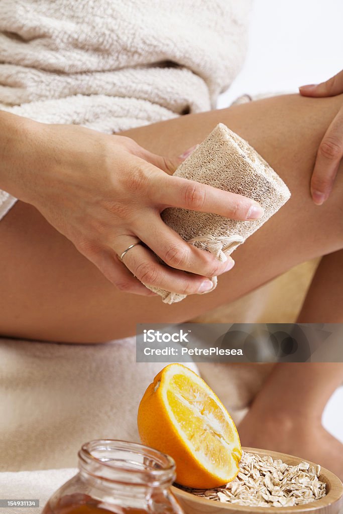 Celulite massagem com esponja Natural orgânica, mel e laranja. - Foto de stock de Esfoliação royalty-free