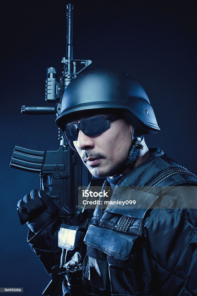Swat los sostiene una pistola - Foto de stock de Adulto libre de derechos